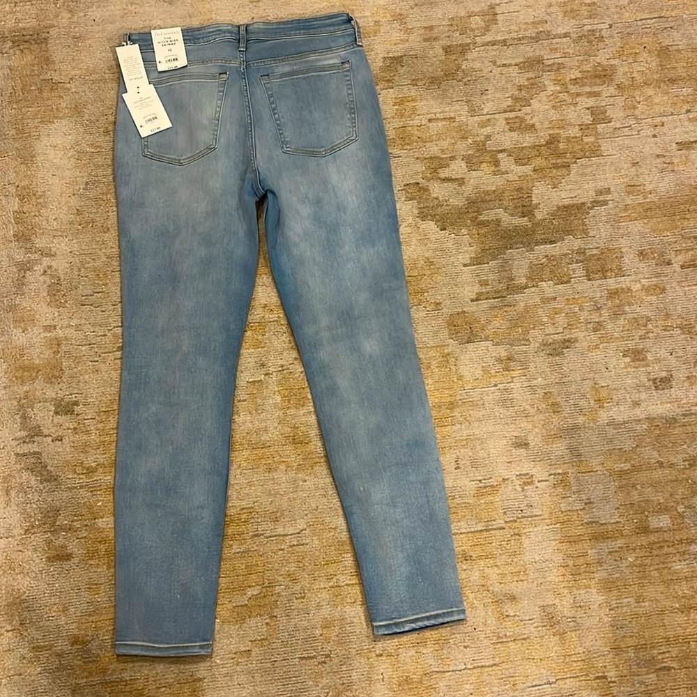 NWT Free Assembly High Rise Skinny Jean Lt Wash size 10 w/ripped knees - Picture 2 of 3